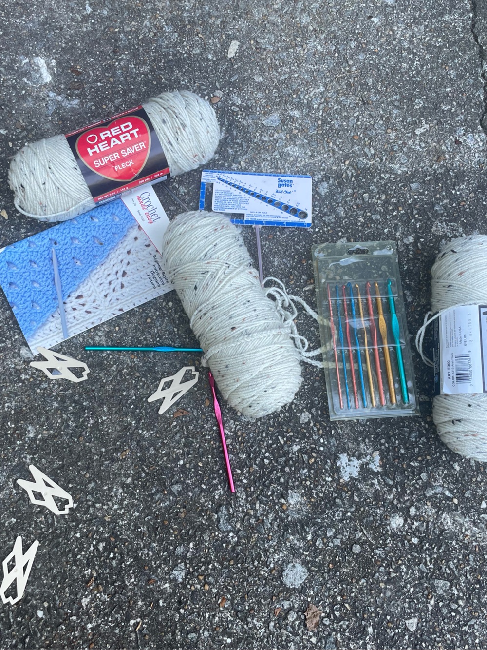 Super Saver Fleck Cream Yarn - Crochet Hooks Included